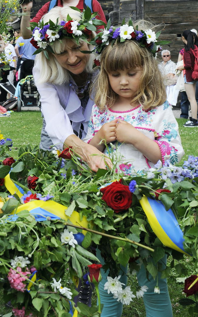 How to make your own Swedish Midsummer wreath in 5 steps (photo: Viveca Ohlsson Kulturen, Malmö)