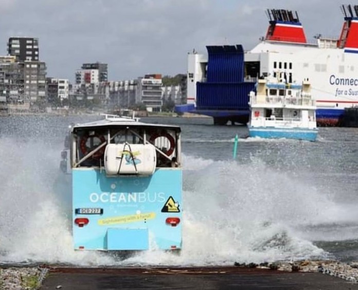 Sightseeing tour on land and water: the Ocean Bus in Gothenburg