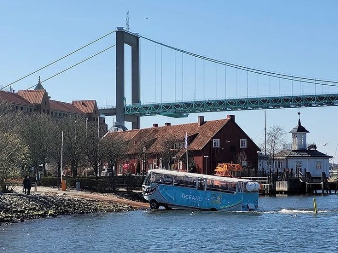 Sightseeing tour on land and water: the Ocean Bus in Gothenburg