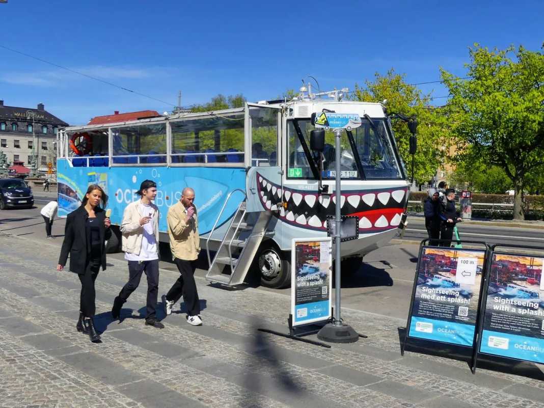 Sightseeing tour on land and water: the Ocean Bus in Gothenburg